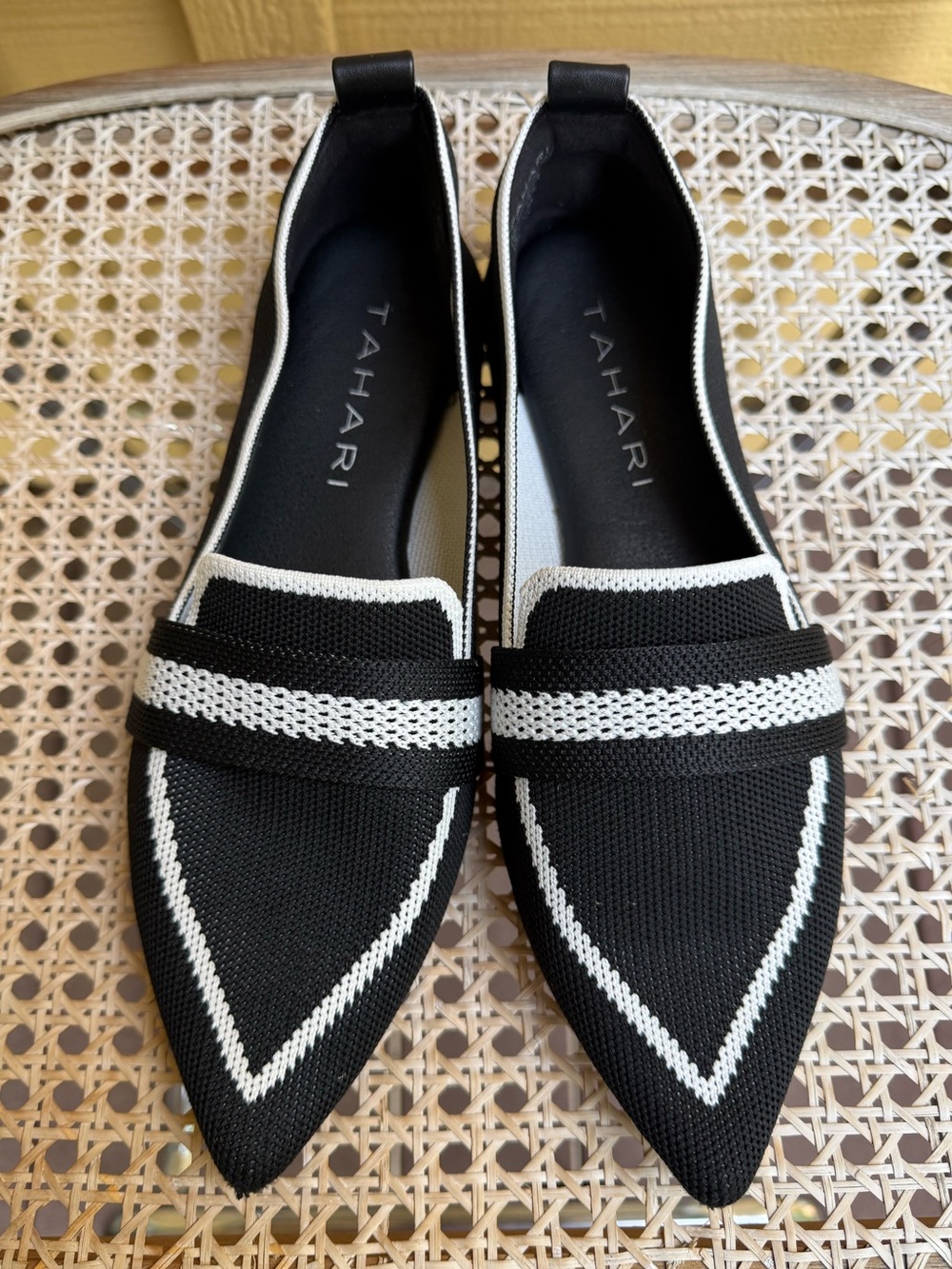 Tahari Florentia Women’s size 8 Black White Knit Pointed Toe Flats